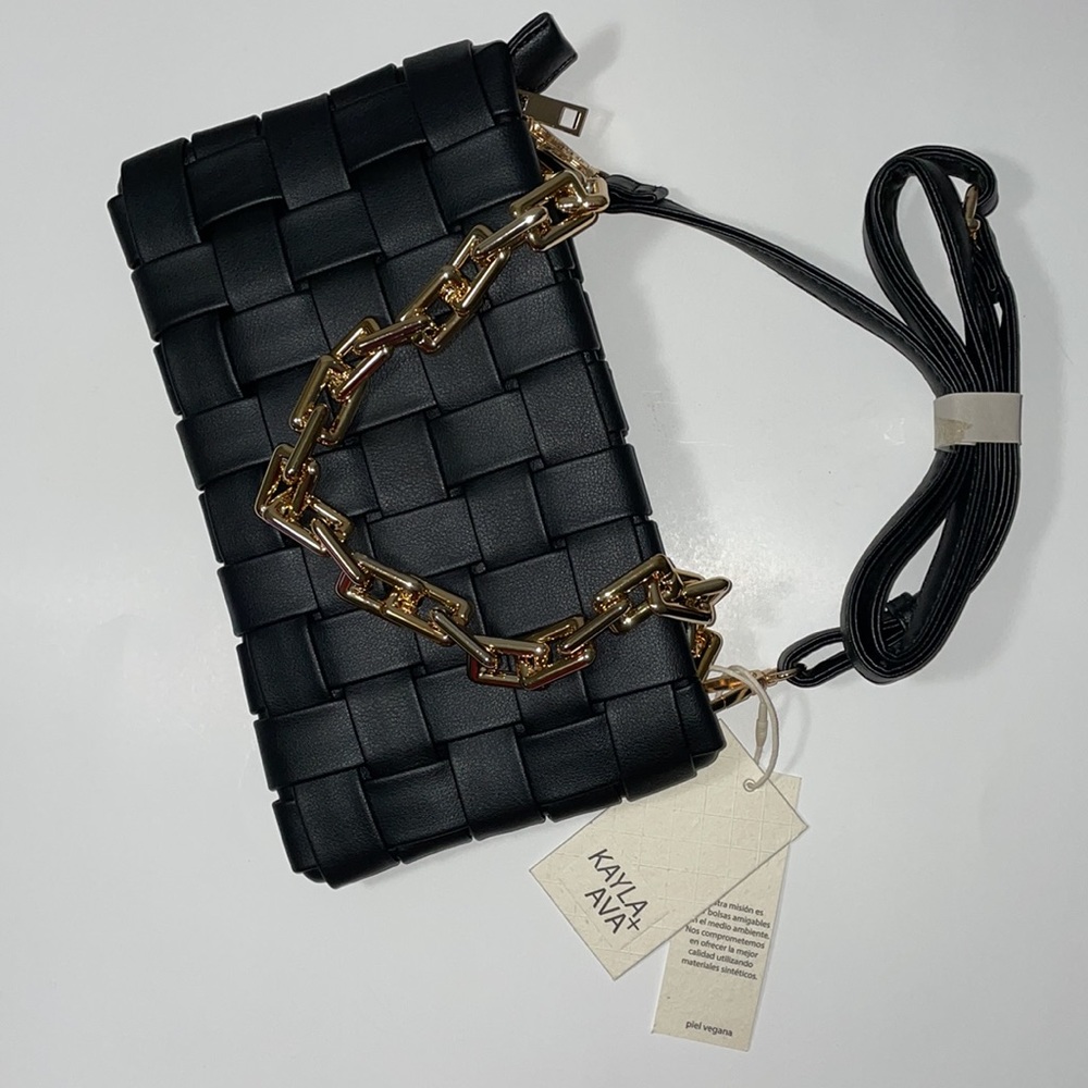 ‼️New‼️Woman’s braided shoulder bag with chain